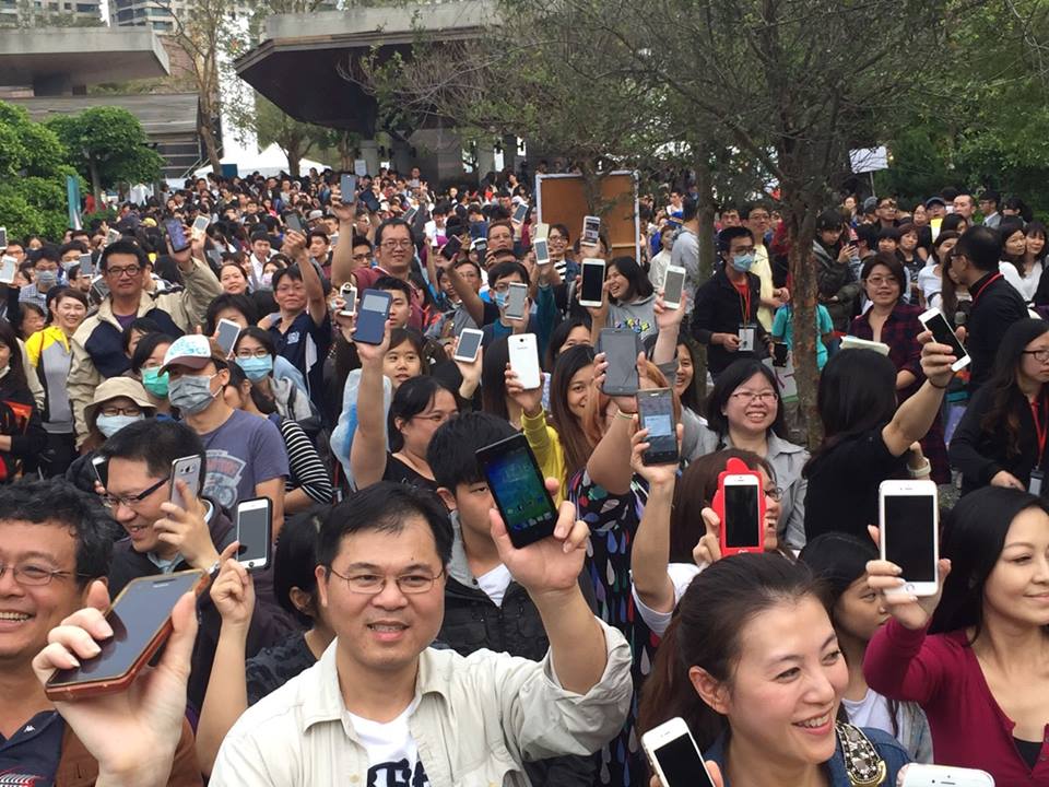 標題:電子票券懶人包<BR>一支「智慧型手機」就能輕鬆體驗雲端訂票、劃位、進場，暢行無礙照片