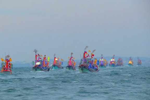 標題:全臺唯一林園鳳芸宮四年一科媽祖海上巡香 首次進高雄港駐駕祈福 首創台華輪隨同海上隨香照片