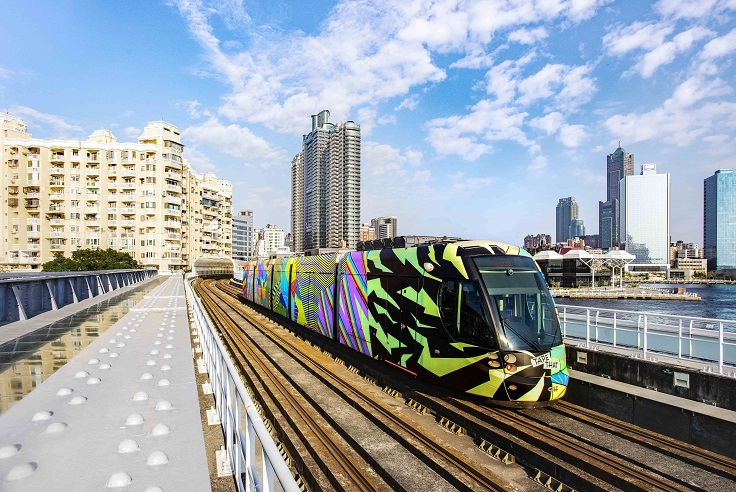 標題:2022台灣燈會在高雄-聚膠行動輕軌列車《微光流動》， 綻亮創意之光，獲美國謬思設計大獎肯定！照片